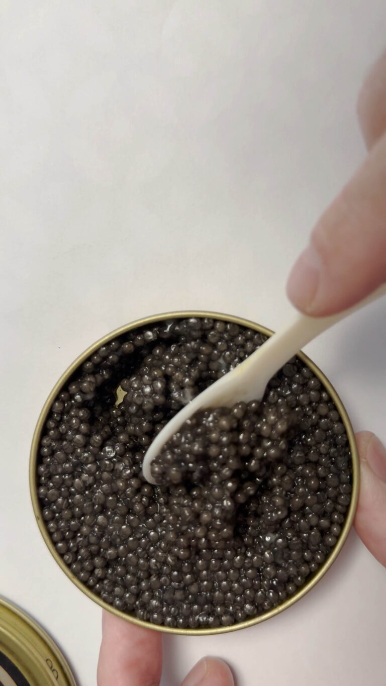 Открытие банки икры – продукт London Caviar House июль 2025